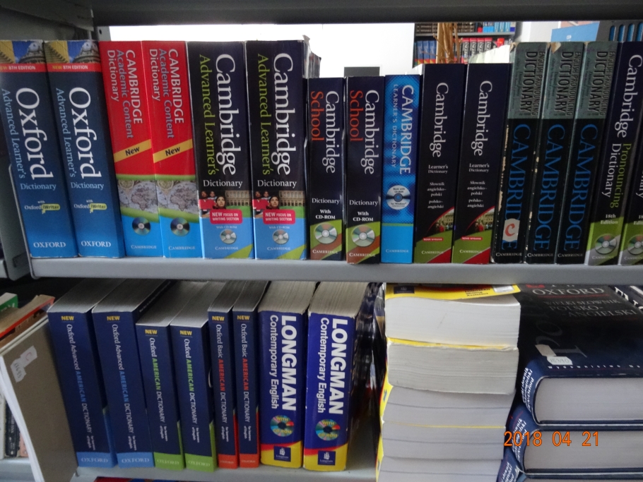 2 półki ze słownikami języka angielskiego