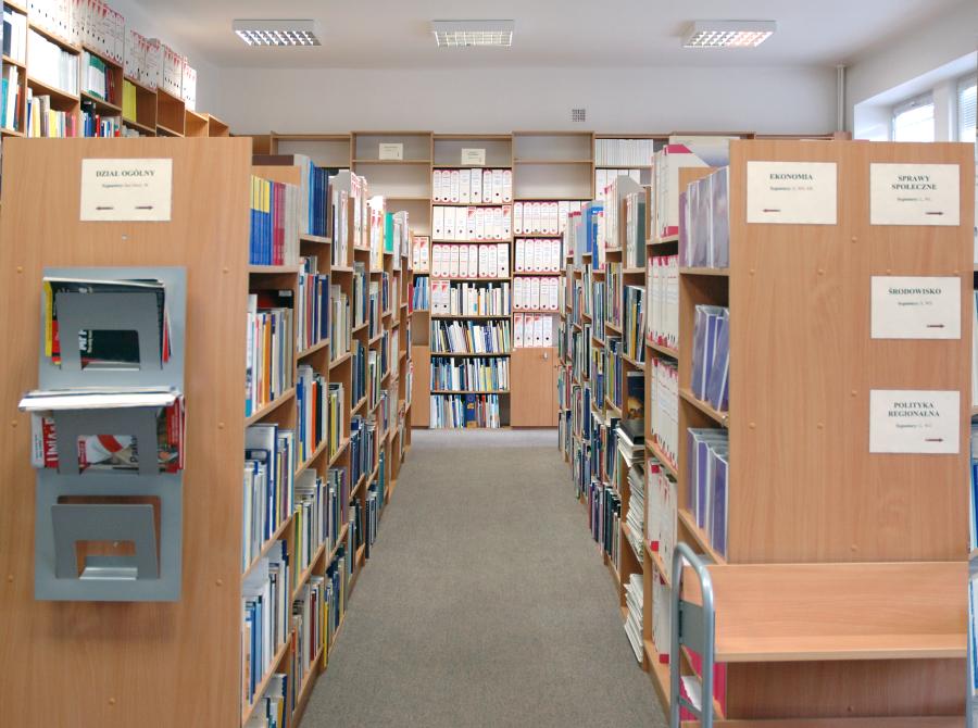 Regały w czytelni Biblioteki Centrum Europejskiego UW