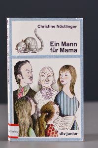 Książka Christine Nöstlinger Ein Mann für Mama, na okładce ilustracja przedstawiająca rodzinę.