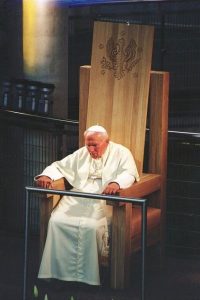 Papież Jan Paweł II siedzący na tronie papieskim - BUW 1999