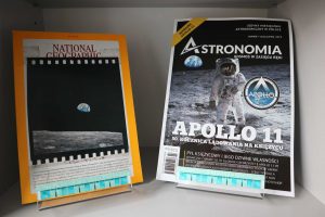 Zdjęcie dwóch okładek czasopism National Gaographic oraz Astronomia, przedstawiających widok z księżyca na ziemię.