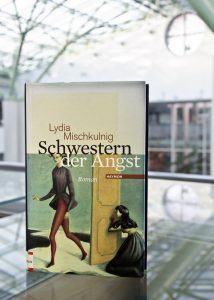 Okładka książki "Schwestern der Angst" Lydii Mischkulning. Na okładce dwie kobiety.