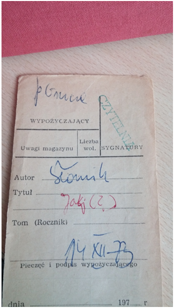 Zdjęcie starego, wypełnionego (niepoprawnie) rewersu bibliotecznego.