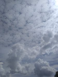 Zdjęcie nieba z chmurami.
