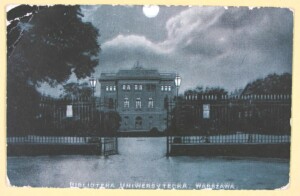 Pocztówka przedstawiająca stary budynek BUW w nocy.