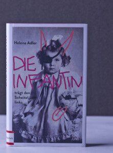 Okładka książki Die Infrntin tragt den Scheitel links, na niej czarno-białe zdjęcie małej dziewczynką, która trzyma pod lewym ramieniem misia. Zarówno dziewczynka jak i miś mają domalowane pisakiem przepaski na oko.