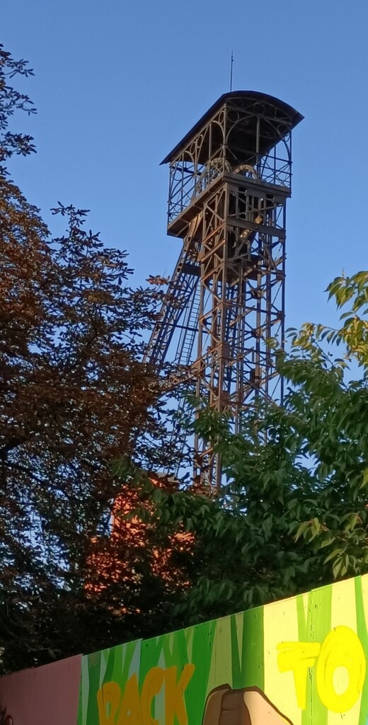 zdjęcie zabytkowej wieży windy kopalnianej