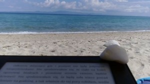 Czytnik na greckiej plaży