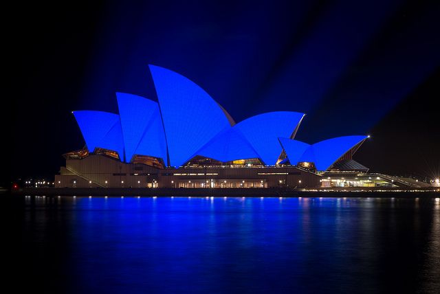 2 kwietnia 2013. Opera w Sydney rozświetlona na niebiesko. Fot. Lee Huy Lam - flickr - CC BY-NC