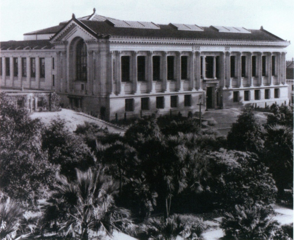 Doe Library w 1924 r. Na miejscu ówczesnego ogrodu botanicznego dziś jest Moffitt Library. Źródło: http://digitalassets.lib.berkeley.edu/fiatlux-newsletter/ucb/text/fiatlux38.pdf