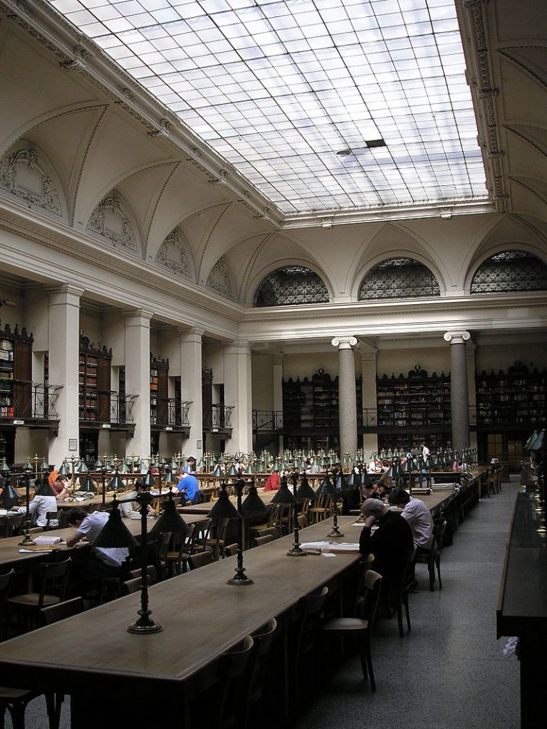 800px-Uni_Wien_Bibliothek,_Vienna_2