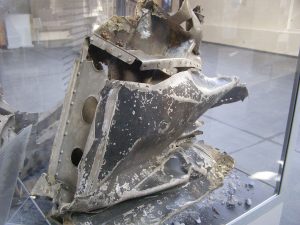 szczątki samolotu w gablocie wystawowej
