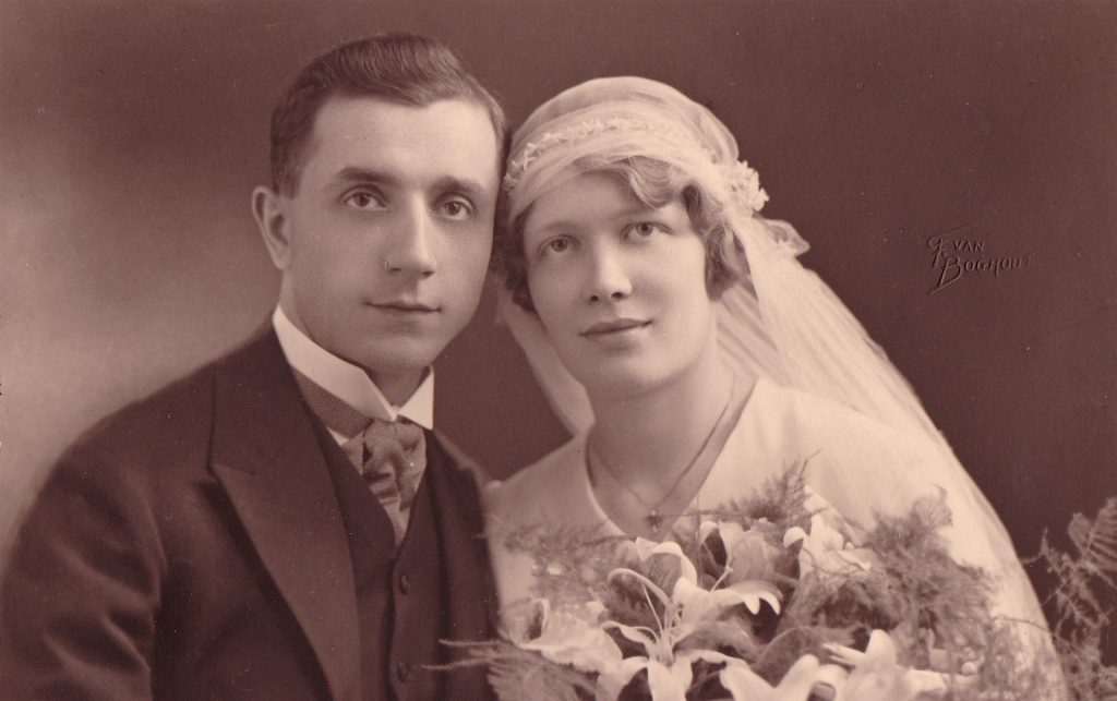 portret ślubny dwojga ludzi, stroje z lat 20-30 XX wieku