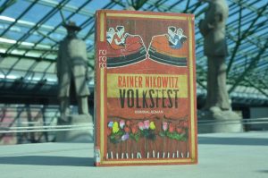 zdjęcie okładki książki Volksfest Reinera Nikowitza na tle figur filozofów w BUW