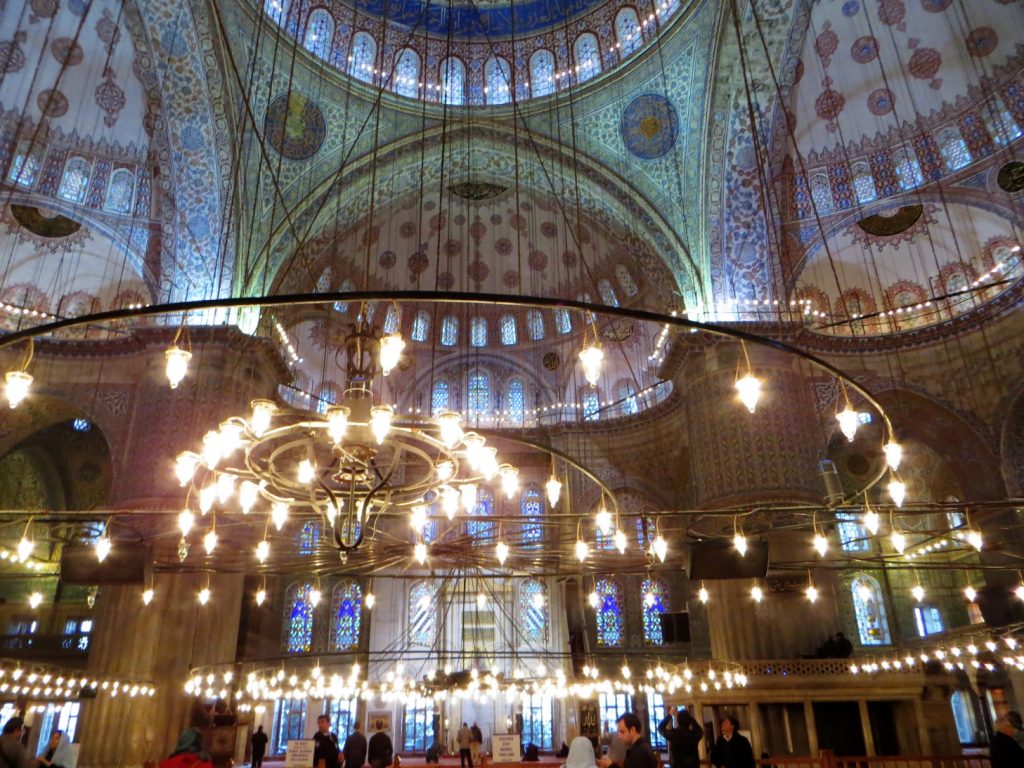 wnętrze meczetu w Stambule