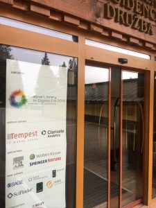 wejście do hotelu, plakat z nazwami sponsorów