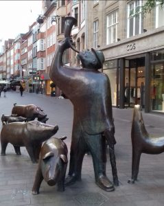 rzeźba świniopasa z psem i śminiami