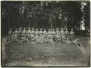 Zdjęcie żołnierzy na polanie leśnej
