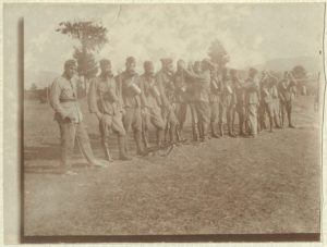 Zdjęcie żołnierzy stojących w szeregu