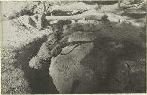 Zdjęcia żołnierzy w okopie