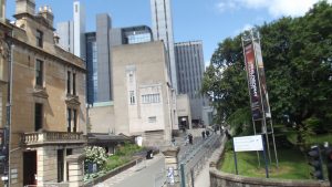 Zdjęcie pochyłej uliczki ze znajdującymi się przy niej budynkami Hunterian Art Gallery oraz University Library w Glasgow