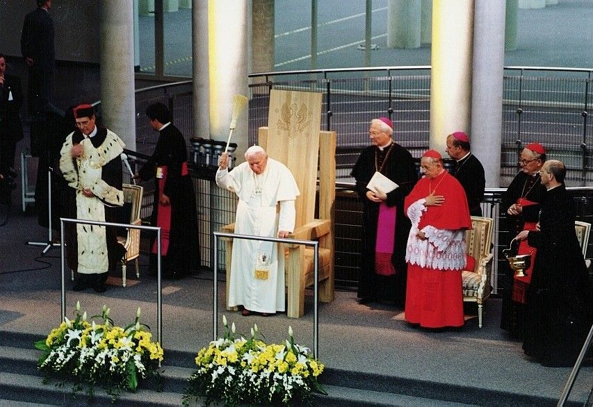 Jan Paweł II święci budynek Biblioteki Uniwersyteckiej w Warszawie - 11 czerwiec 1999