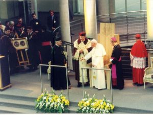 Zdjęcie Papieża Jana Pawła II witanego przez Rektora Uniwersytetu Warszawskiego.