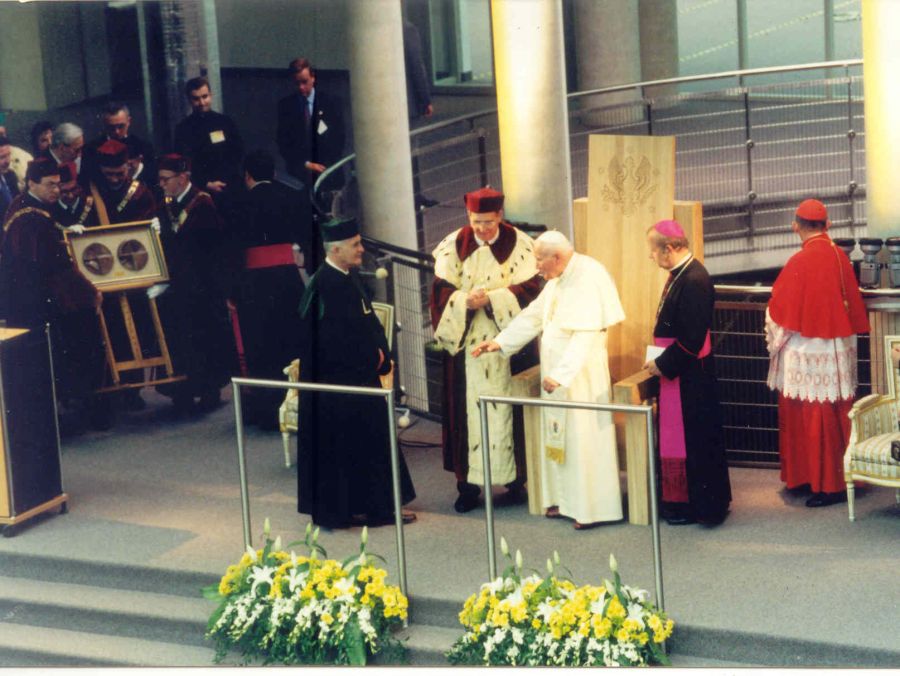 Zdjęcie Papieża Jana Pawła II witanego przez Rektora Uniwersytetu Warszawskiego.