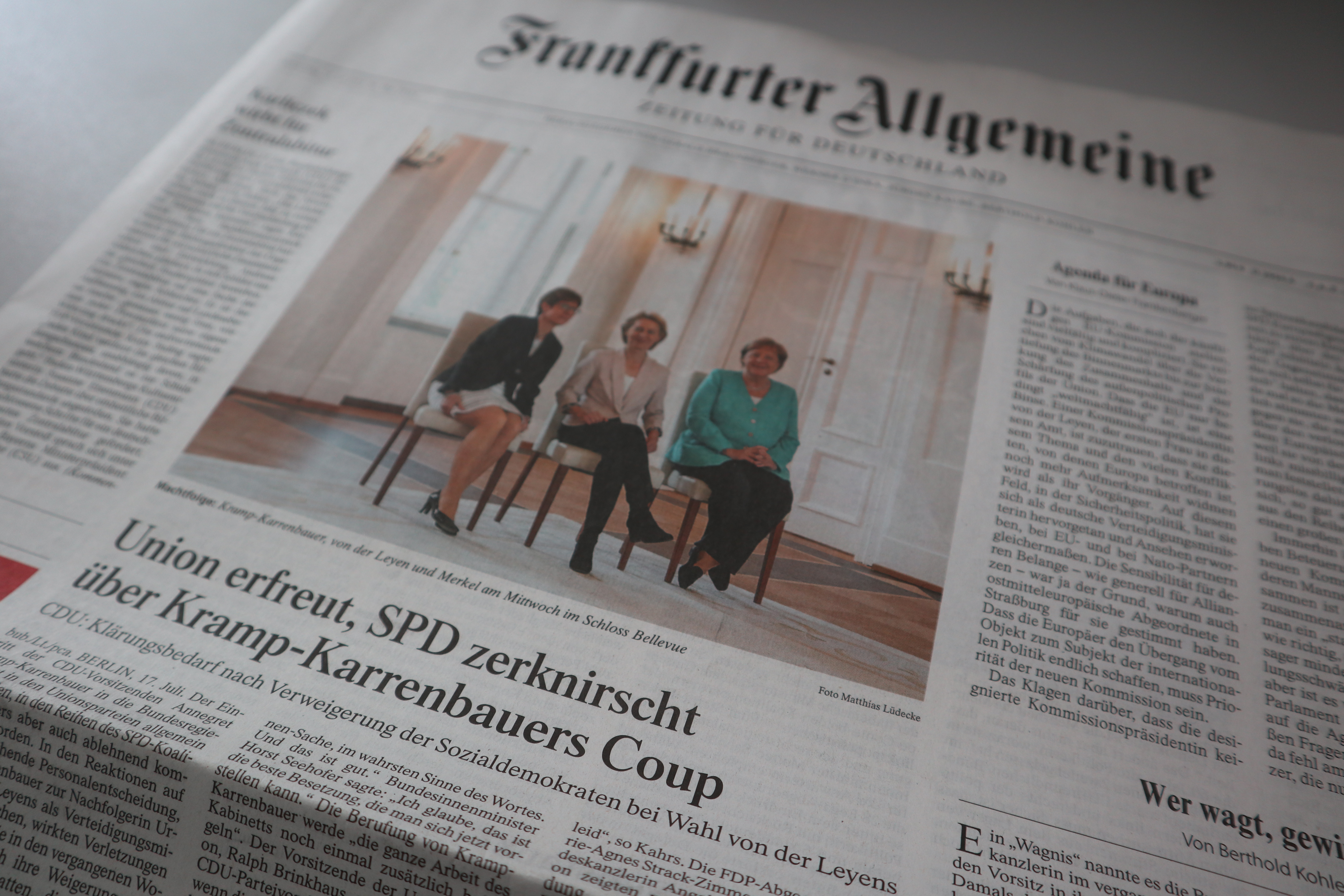 Zdjęcie strony gazety Frankfurter Allgemeine. Na zdjęciu w gazecie trzy kobiety.
