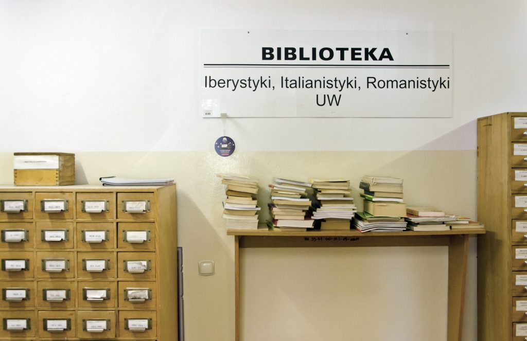 Tablica z nazwą Biblioteki oraz katalogi kartkowe