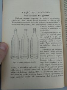 Strona z książki z ilustracją trzech butelek.