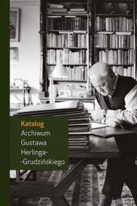 Okładka książki pt. Katalog. Archiwum Gustawa Herlinga-Grudzińskiego. Na okładce starszy mężczyzna siedzący przy stole, pochylony nad książką, za ni regał z książkami.