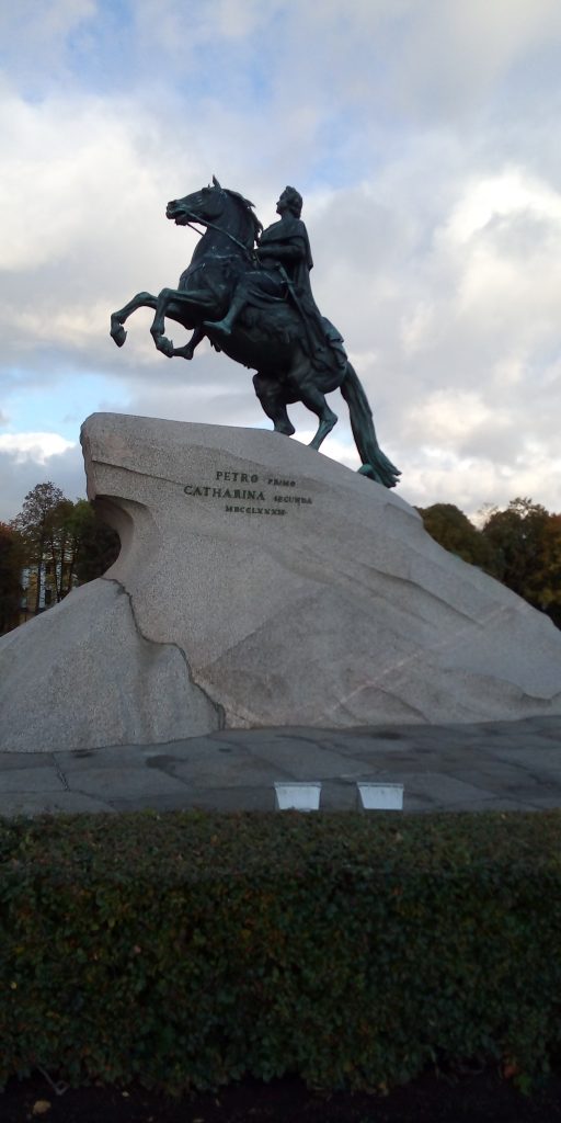 Pomnik przedstawia jeźdźca na koniu z ręką wzniesioną w kierunku rzeki