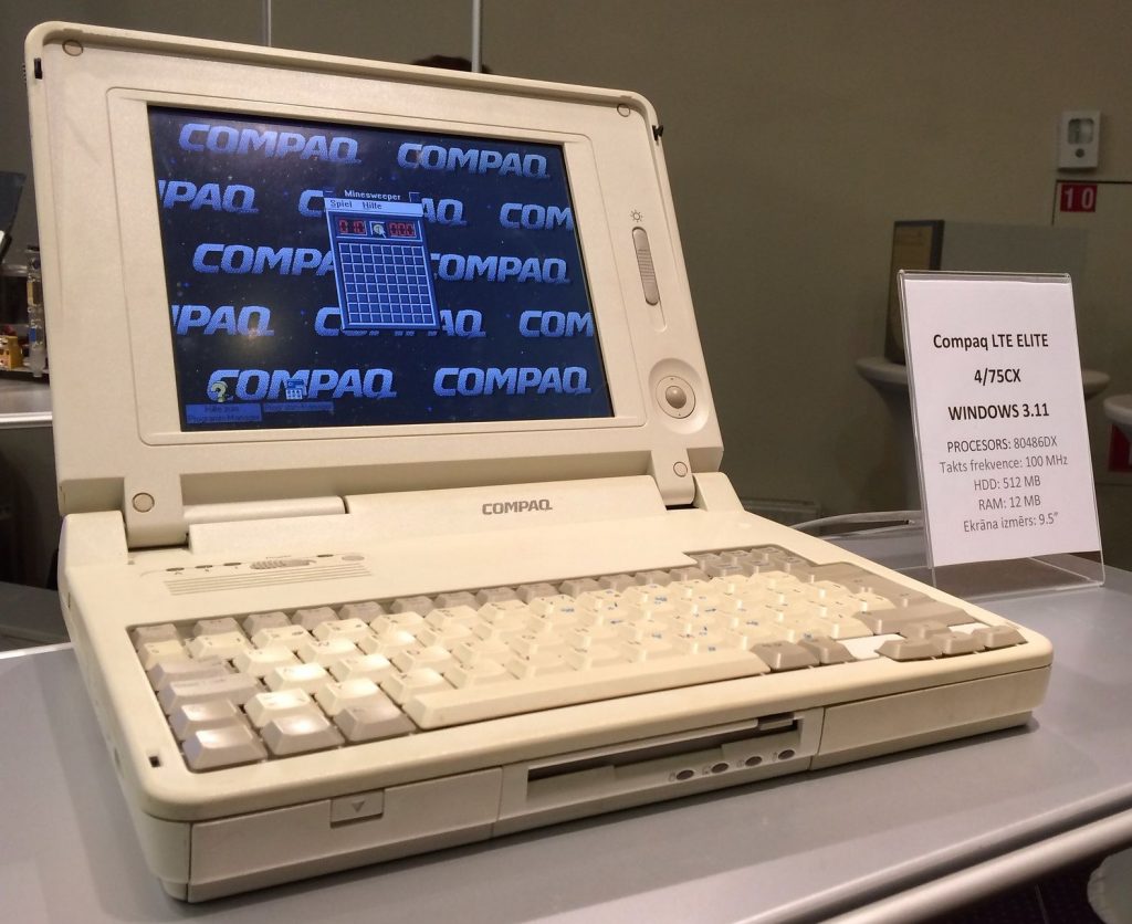 Zdjęcie starego modelu laptopa Compaq w kolorze białym.