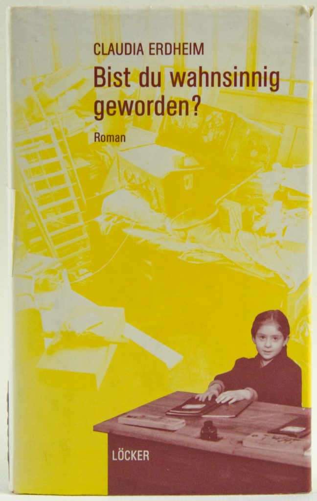 Na okładce wizerunek małej dziewczynki siedzącej w ławce szkolnej.