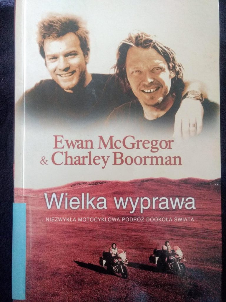 Okładka książki pt. Wielka wyprawa... . Na kładce dwóch mężczyzn i na białym tle i dwóch mężczyzn na motorach na czerwonym tle.