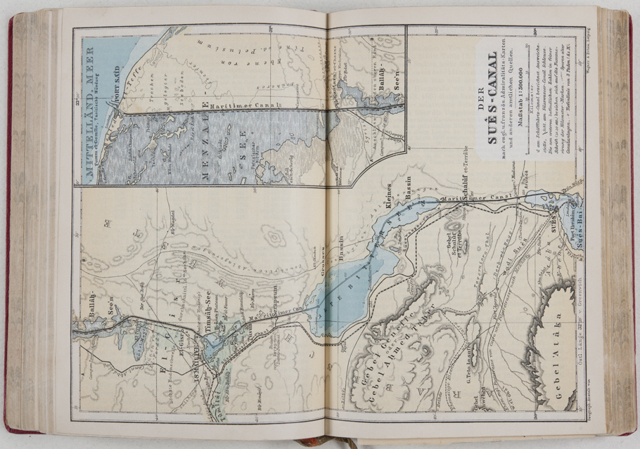 Zdjęcie kart książki z kolorową mapą