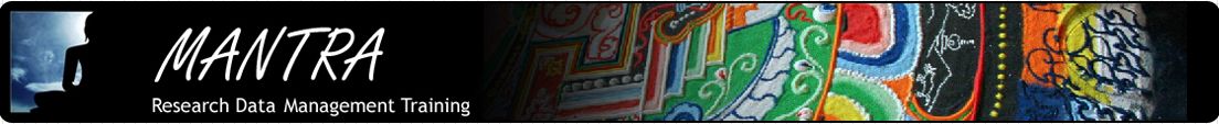 Logo szkolenia MANTRA. Biały napis na czarnym tle - MANTRA. Research Data Management Training. Polewej stronie Połówka siedzacego w pozycji lotosu człowieka ukrytego w cieniu. Po prawej fragmenty kolorowych tkanin tybetańskich.