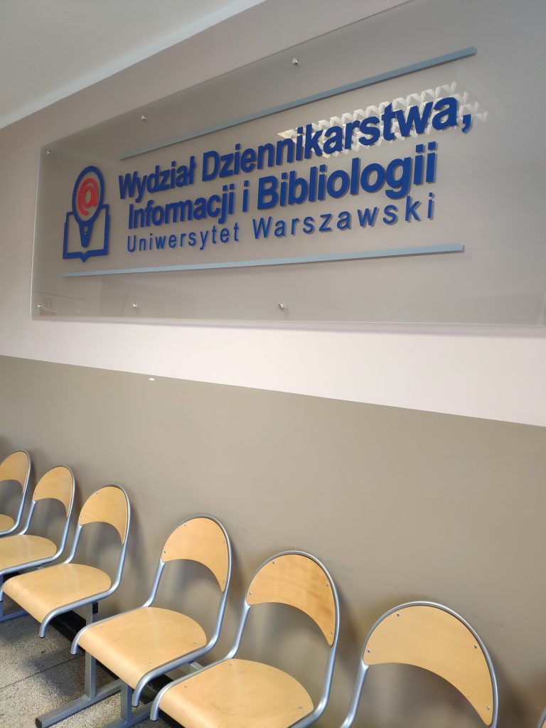 Logo oraz napis na korytarzu wydziału Dziennikarstwa, Informacji i Bibliologii