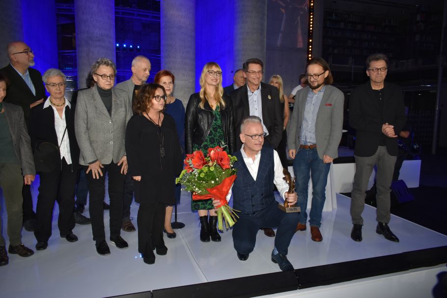 Zdjęcie grupowe autorów nominowanych do nagrody Nike 2019