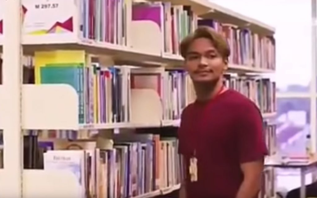 mężczyzna w bibliotece Malezja scena z filmu