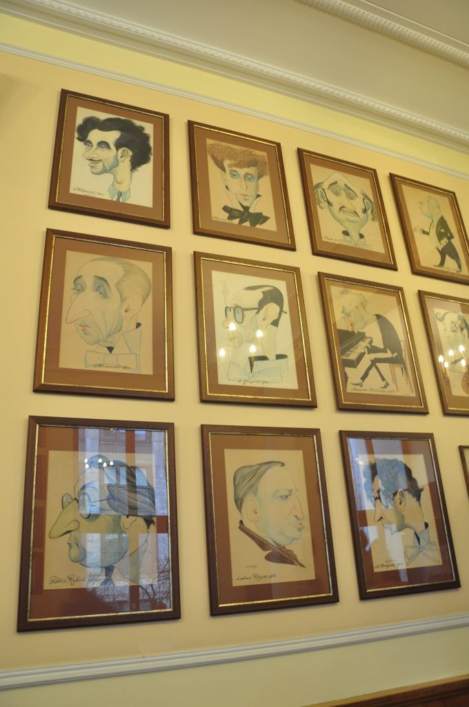 Zdjęcie wiszących na ścianie rysunkowych karykatur postaci ludzkich