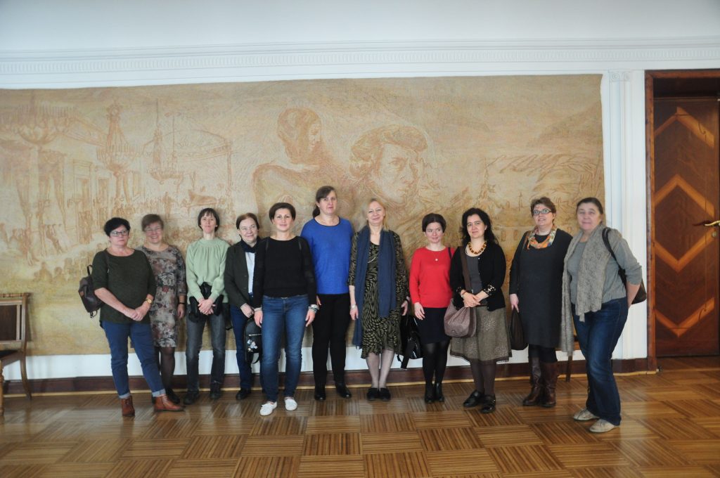 Zdjęcie grupy bibliotekarzy podczas zwiedzania filharmonii