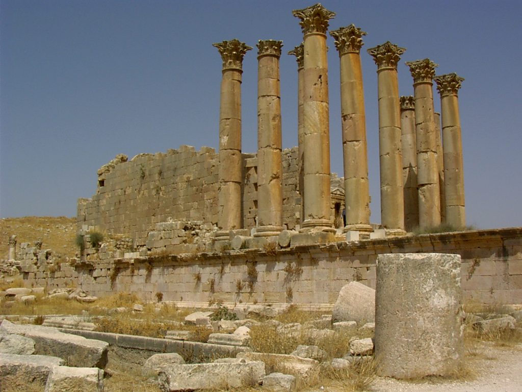 Ruiny - kolumny korynckie i fragmenty murów