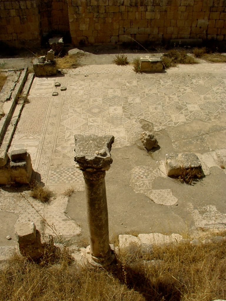 Kolumna widziana z góry i fragmenty podłogi z mozaiką