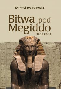 Okładka książki z popiersiem faraona w tle kamienna płyta z hieroglifami