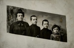 Zdjęcie kobiety z trójką synów