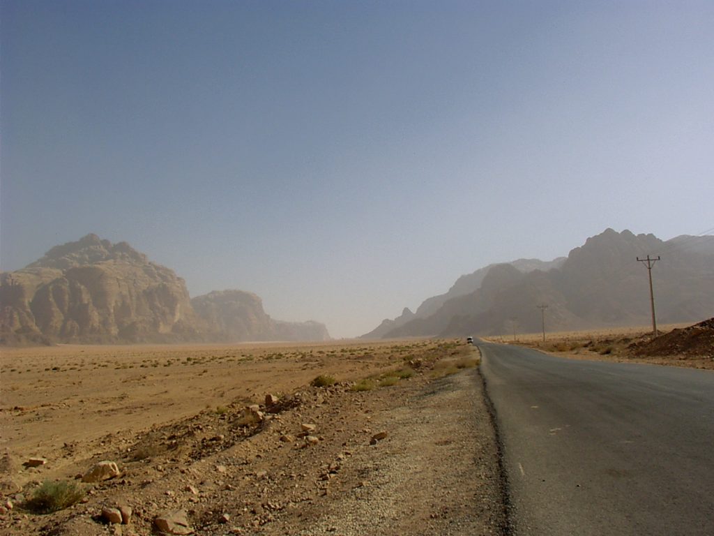 Droga, pustynia w oddali góry