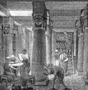 Grafika przedstawiające pomieszczenie z kolumnami. Trzech mężczyzn siedzących przy okrągłym stoliku przeglądajacych zwój papirusu. Mężczyzna z papirusami pod pachą schylający się i trzech mężczyzn przy półkach ze zwojami papirusów, jeden na drabinie.