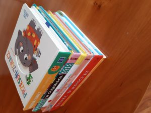 Książeczki dla dzieci ułożone jedna na drugiej w stosik